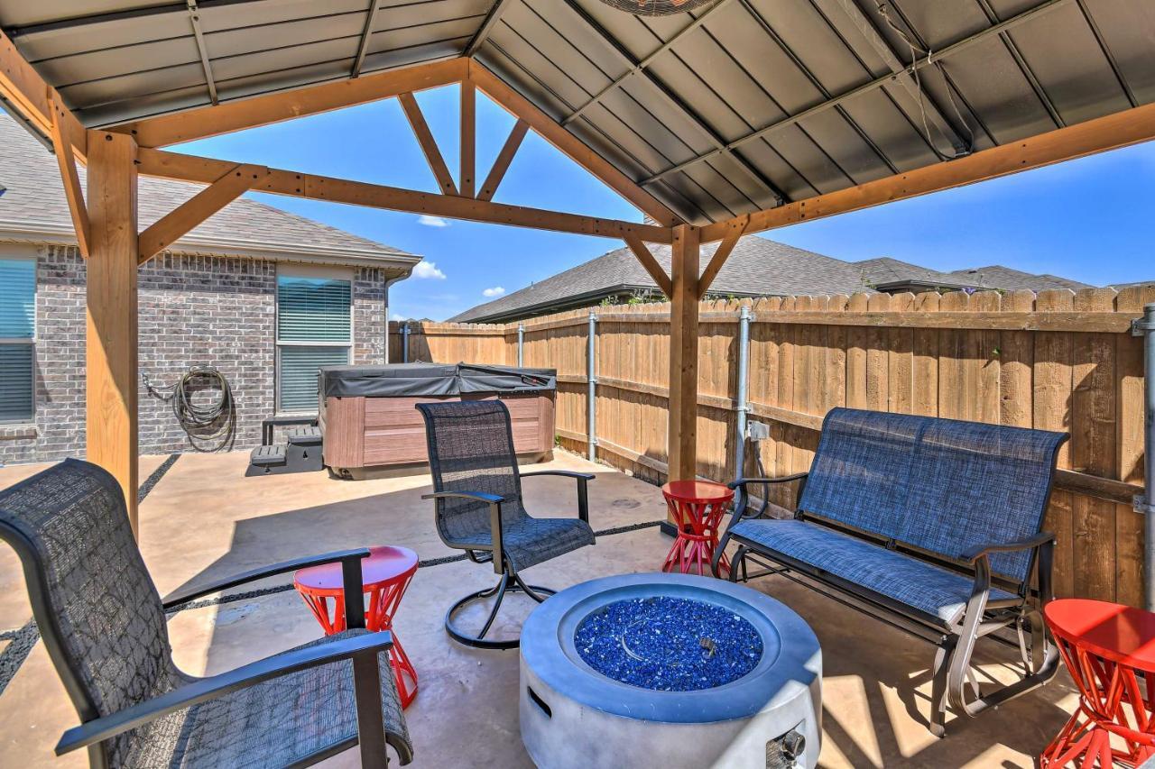 Modern Amarillo House With Fire Pit And Hot Tub! Villa Soncy Exterior photo