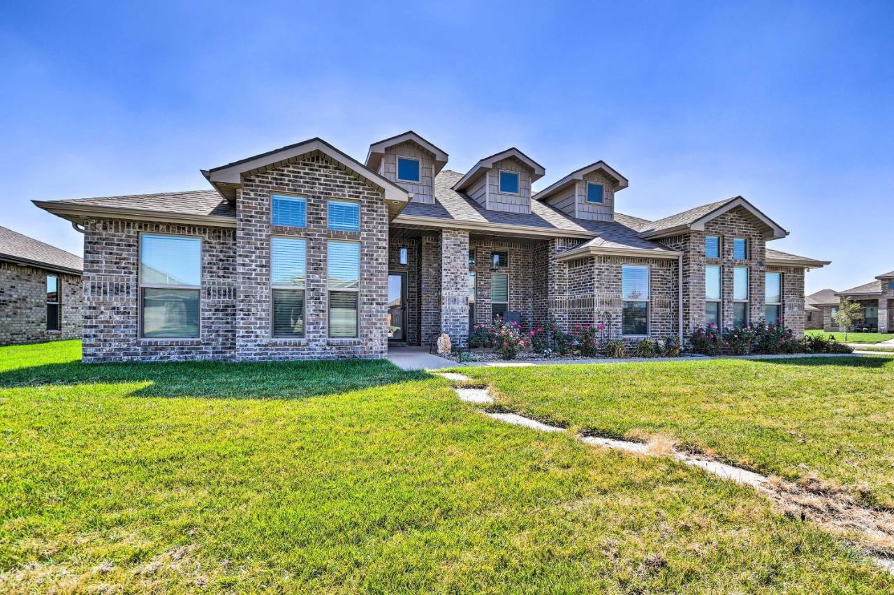 Modern Amarillo House With Fire Pit And Hot Tub! Villa Soncy Exterior photo
